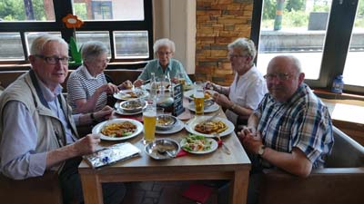 2019-ue-holdenstedt-90298-mittagessen